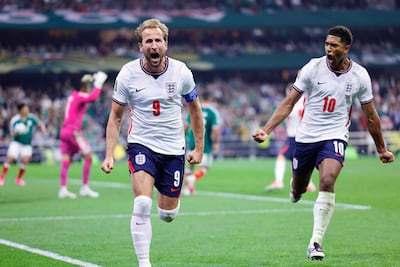 Harry Kane convierte el tercer gol inglés de penal y grita a todo pulmón. Atrás se acerca el mejor de la cancha, Jude Bellingham quien marcó los primeros dos goles del encuentro que ganó Inglaterra 3-2 a México.
AFP