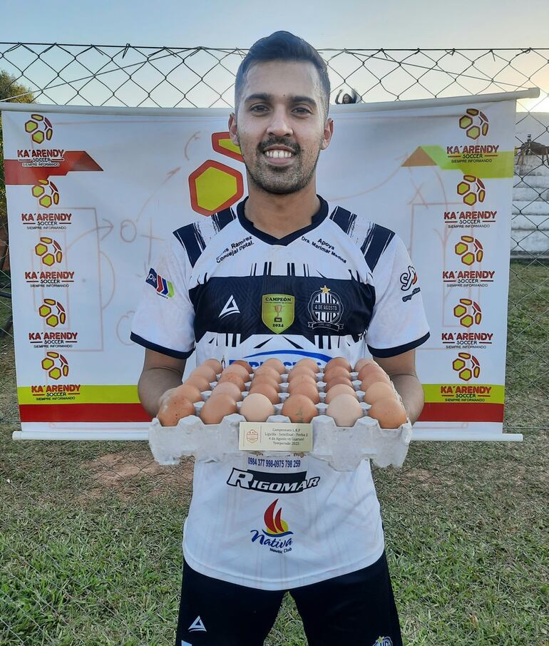 Alex Escobar, de la Liga Ka'arendy, con su premio de la plancha de huevos.