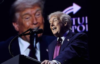 l presidente de Estados Unidos, Donald Trump, habla durante un evento de Turning Point USA en la iglesia Dream City el 17 de abril de 2026 en Phoenix, Arizona.