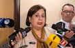 Esperanza Martínez, con blusa clara y abrigo a rayas, responde a preguntas de periodistas en sala de prensa.