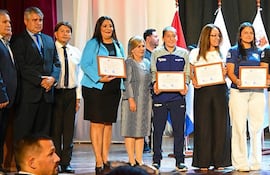 Reconocimiento a ciudadanos ilustres por su trayectoria, trabajo, ejemplo y compromiso con el crecimiento y bienestar de la ciudad.