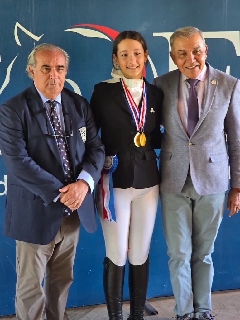El Juez Internacional Max Piraíno, Georgina Espínola y el profesor Carlos Castro, ambos chilenos, en la premiación a la mejor en Novicios Menor.