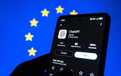 Teléfono móvil en primer plano con pantalla mostrando la aplicación ChatGPT, rodeado de un fondo azul con estrellas amarillas.