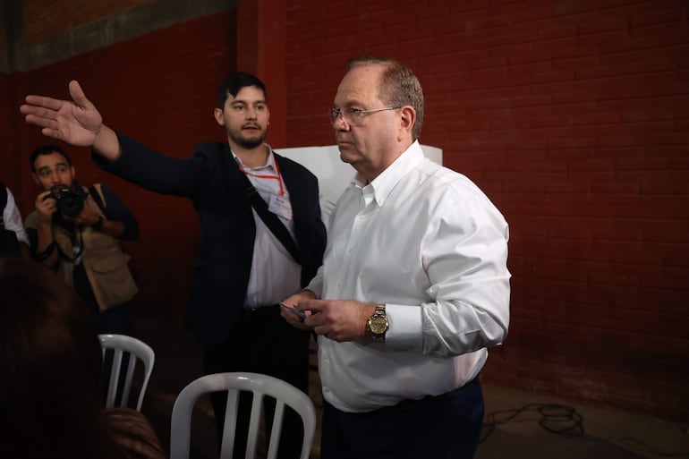 El precandidato a la intendencia de Asunción por la Asociación Nacional Republicana Camilo Pérez asiste a un punto de votación este domingo, durante la jornada de elecciones primarias en Asunción.