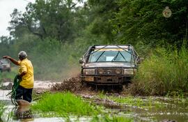 Uno de los dirigentes del TACPy que acompañó a la comitiva, Raúl Quevedo, da indicaciones desde el agua para seguir avanzando. Fotos: Nicolás Ermakoff.