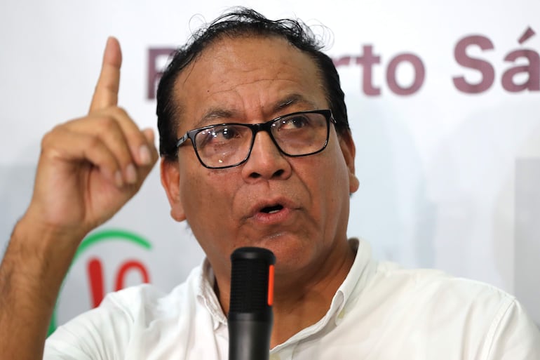 El candidato izquierdista Roberto Sánchez habla en una rueda de prensa, en Lima (Perú).