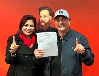 La exintendenta de Ybycuí, María Del Carmen Benítez (FR), acompaña en su candidatura a la Intendencia del distrito al exdiputado Tomás Fidelino "Ever" Rivas.