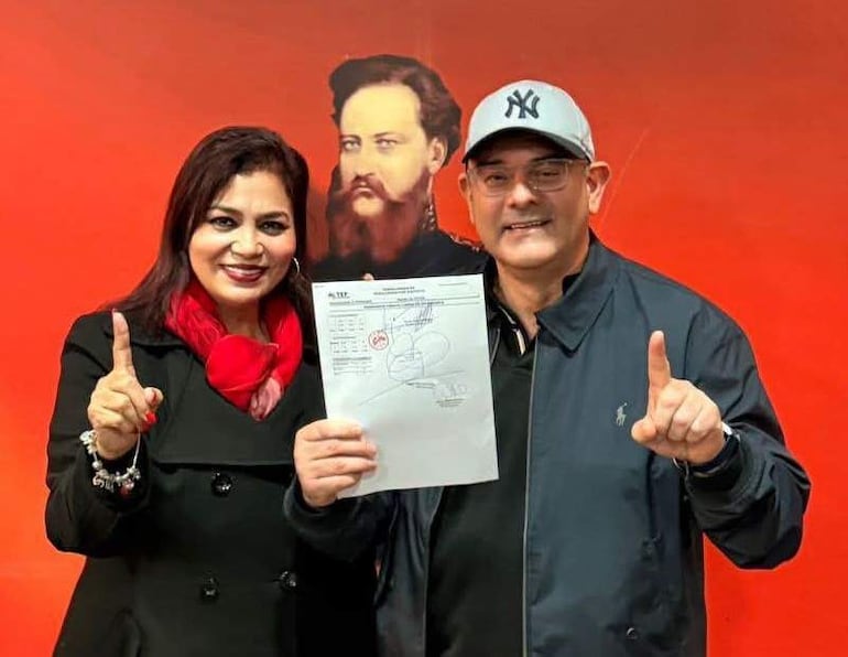 La exintendenta de Ybycuí, María Del Carmen Benítez (FR), acompaña en su candidatura a la Intendencia del distrito al exdiputado Tomás Fidelino "Ever" Rivas.