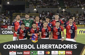 Jugadores de Cerro forman este jueves, previo a un partido de la fase de grupos de la Copa Libertadores entre Junior y Cerro Porteño en el estadio Romelio Martínez en Cartagena (Colombia).