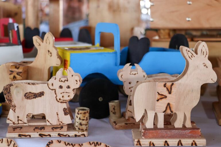 Artesanía en madera terciada.
