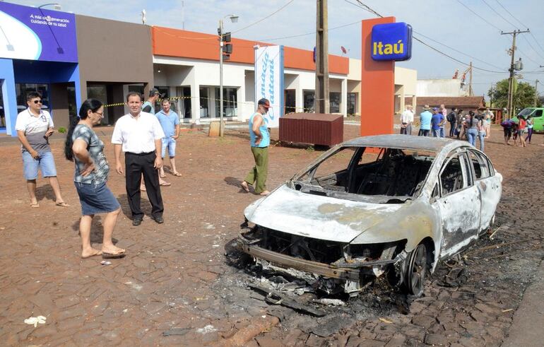 El 14 de septiembre de 2014, unos 30 delincuentes armados detonaron una sede bancaria y una casa de cambios en San Cristóbal, en Alto Paraná. También quemaron autos.