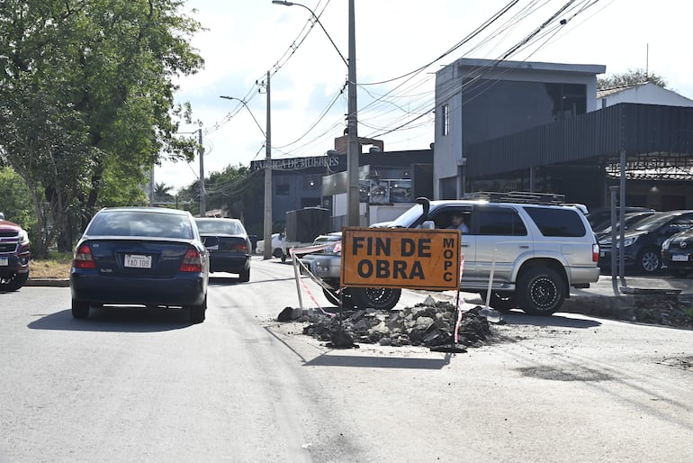Intervenciones en la recientemente rehabilitada avenida Mariscal López generan cuestionamientos de usuarios tras la rotura del nuevo pavimento.