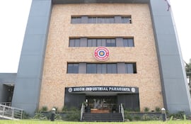 Fachada principal del edificio central de la Unión Industrial Paraguaya.