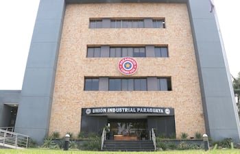 Fachada principal del edificio central de la Unión Industrial Paraguaya.