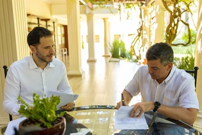 Con esta imagen, el presidente Santiago Peña informó que promulgó la Ley Nº 7599, que crea el régimen de generación de energía eléctrica a partir de fuentes renovables no hidráulicas.