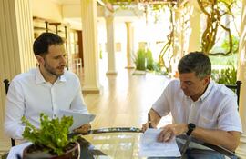 Con esta imagen, el presidente Santiago Peña informó que promulgó la Ley Nº 7599, que crea el régimen de generación de energía eléctrica a partir de fuentes renovables no hidráulicas.