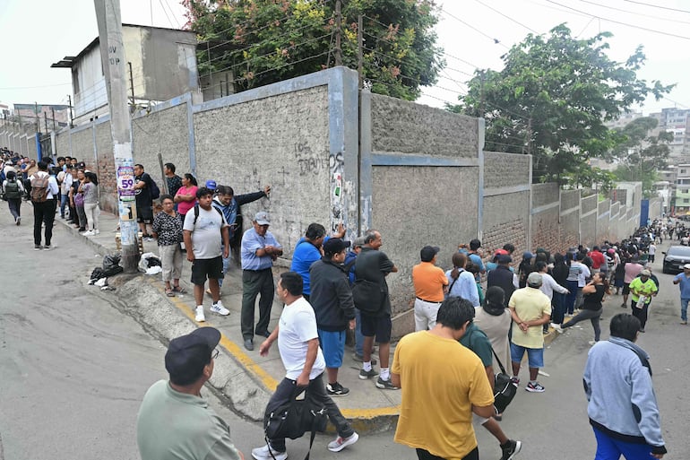 Largas filas para votar en Perú, durante las elecciones presidenciales. 