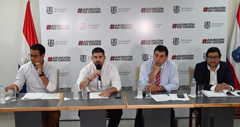 De izq. a der., Nelson Mora, jefe de gabinete; Óscar Rodríguez, intendente;  Benito Torres y Domingo González, directores.