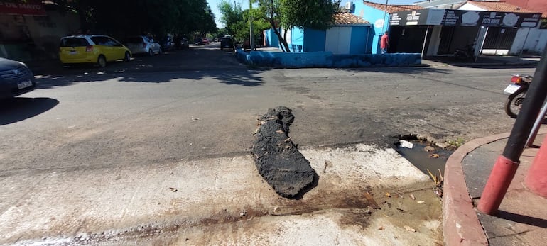 Esquina de Yvapovo y Ñeembucú, en el barrio San Pablo. El asfalto colocado en la bocacalle fue arrancado por los raudales del miércoles.