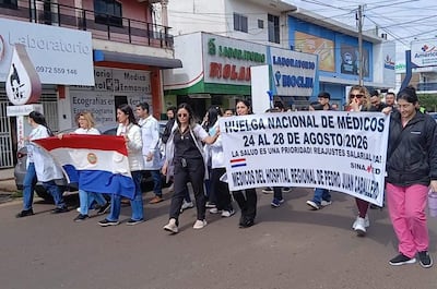 Marcha de médicos de Pedro Juan Caballero, en adhesión a la huelga nacional del sector.