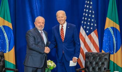 Fotografía cedida por la Presidencia de Brasil que muestra al presidente de Estados Unidos, Joe Biden (d), mientras estrecha la mano de su homólogo brasileño, Luiz Inácio Lula da Silva (i), durante una reunión hoy, en Nueva York (EE.UU.). EFE/ Ricardo Stuckert/Cortesía Presidencia de Brasil. (CRÉDITO OBLIGATORIO)