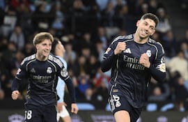 El uruguayo Federico Valverde celebra su gol, que le dio el triunfo en tiempo de descuento al Real Madrid sobre el Celta de Vigo por 2-1.