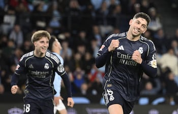 El uruguayo Federico Valverde celebra su gol, que le dio el triunfo en tiempo de descuento al Real Madrid sobre el Celta de Vigo por 2-1.