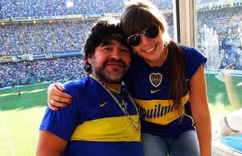 Una foto de archivo de Diego Maradona y su hija, Dalma.