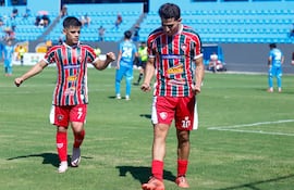 Jesús Cáceres marcó el primer gol de Tembetary y el "Poni", Juan Francisco Esteche, estableció el tercero en el "Bajo".