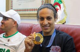 La boxeadora olímpica Imane Khelif con su medalla de oro.