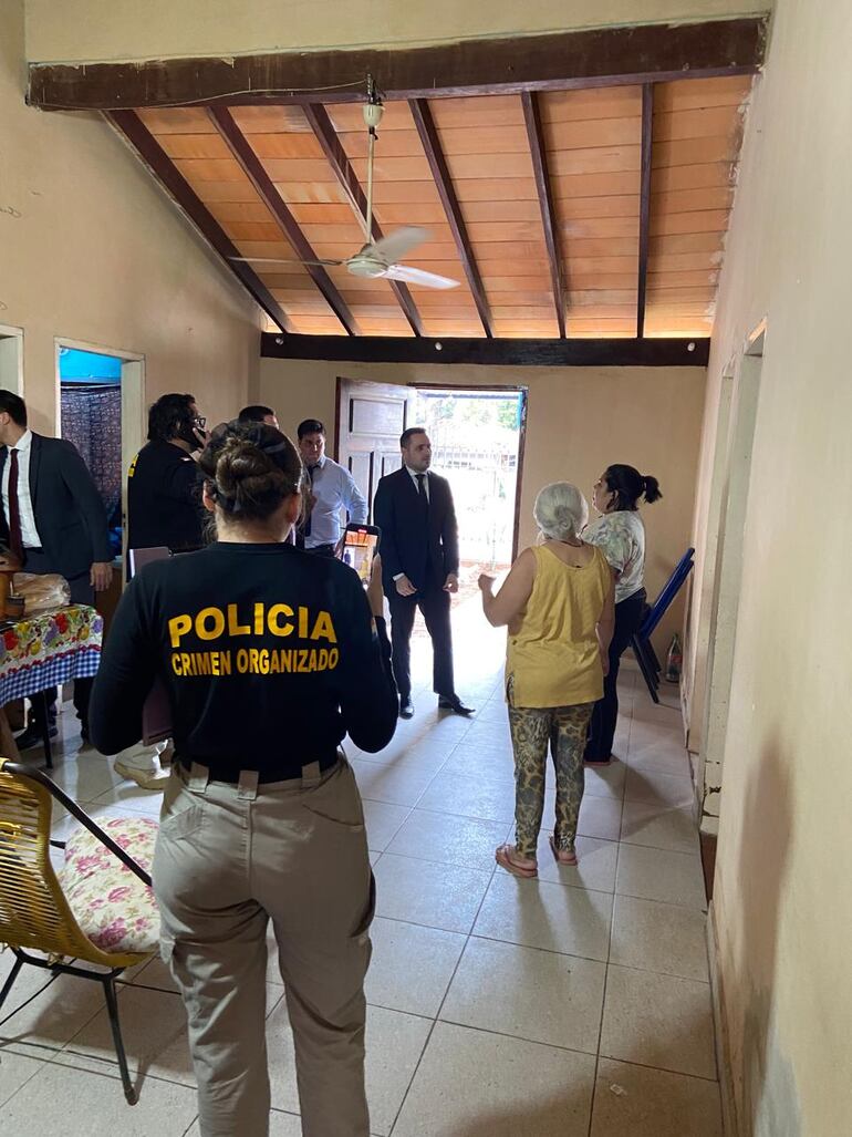 Durante el allanamiento fueron recibidos por Emilse Ramírez, quien manifestó que hace un año no viven en la vivienda tanto  Camila Ramírez como su madre.