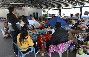 Con el frío de anoche, las carencias se sintieron aún más en el albergue para familiares de internados, en el Hospital Central de IPS. No funcionan todas las estufas.