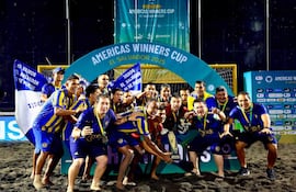 El plantel del Sportivo Luqueño celebra con el trofeo de campeón del Americas Winners Cup en las arenas de la capital de El Salvador, donde se disputó el evento.