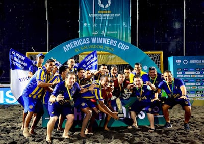 El plantel del Sportivo Luqueño celebra con el trofeo de campeón del Americas Winners Cup en las arenas de la capital de El Salvador, donde se disputó el evento.