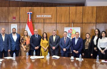 La comitiva se reunió ayer con los diptuados cartistas Jorge Barresi, José Rodríguez, Héctor "Bocha" Figueredo y Pedro Ortiz.