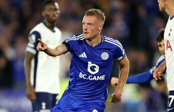 Jamie Vardy celebra su gol para el Leicester contra el Tottenham.
