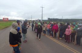 Los indígenas siguen con la medida de protesta en Cruce Guiará, ubicado sobre la ruta PY03, distrito de Santaní