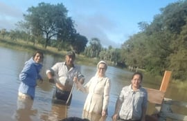 Las aguas tomaron varias viviendas en Gral. Bruguez, cuyos pobladores estan siendo asistidos.