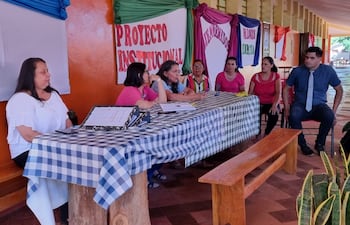 Padres y autoridades de la Supervisión de Saltos del Guairá acordaron levantamiento de medidas de fuerza tras reposición de rubros.