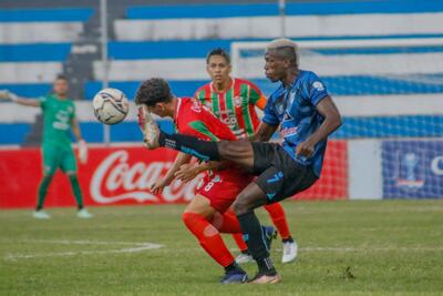El  “rojiverde” Hugo Jacquet disputa con la cabeza ante la presencia del extremo nigeriano Feyiseitan Asagidigbi. APF