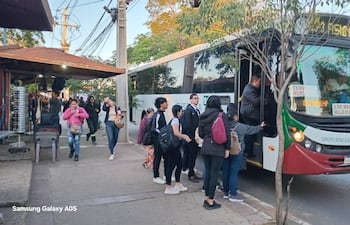Pasajeros aguardan el transporte público en la zona de la Estación de Buses de Asunción en la mañana de este jueves.