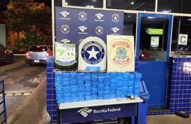 El agente policial fue detenido con una millonaria carga de aparatos celulares.