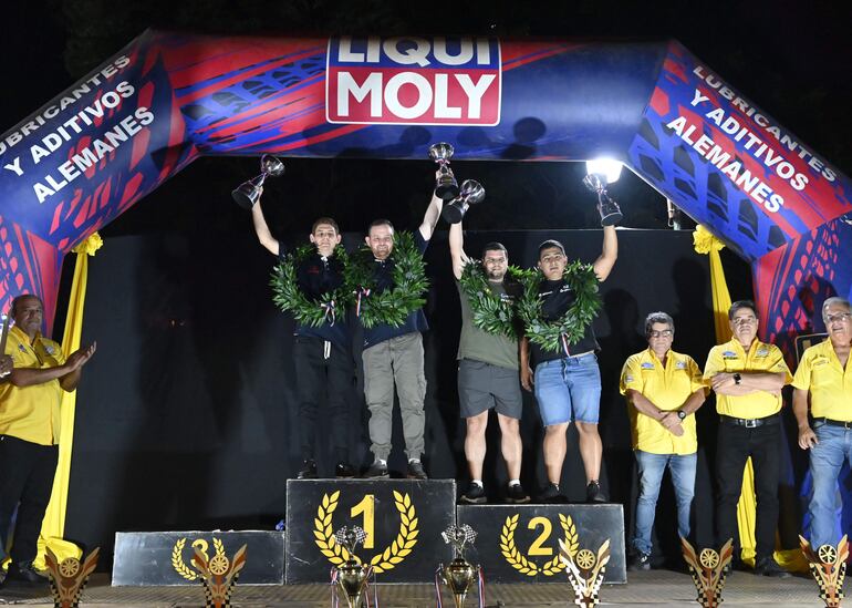 Dennis y Jaime Ávalos, campeones en Autocross STD, junto a Guillermo Naumann y Marcelo Méndez.