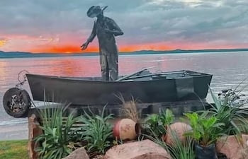 Pedro Canoero: una imponente figura de hierro que destaca a orillas del Lago Ypacaraí en San Bernardino.