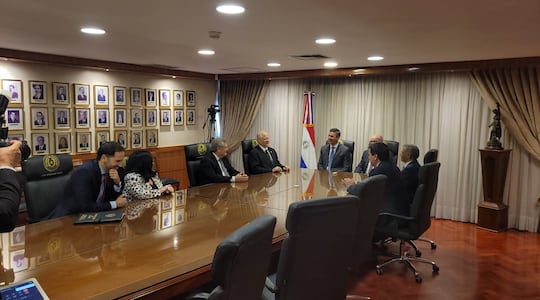 El presidente Santiago Peña (centro) junto con los ministros de la Corte Suprema de Justicia (CSJ), durante una reunión desarrollada en el Poder Judicial esta mañana.