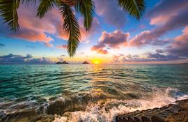 Salida del sol en una playa Hawáii