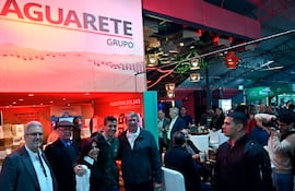 Enrique Duarte; César Lansing; Gladys Talavera; el presidente de la República, Santiago Peña; y Andreas Neufeld.