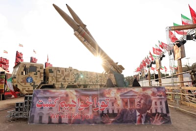Misiles iraníes en exhibición en la plaza Azadi de Teherán, Irán.