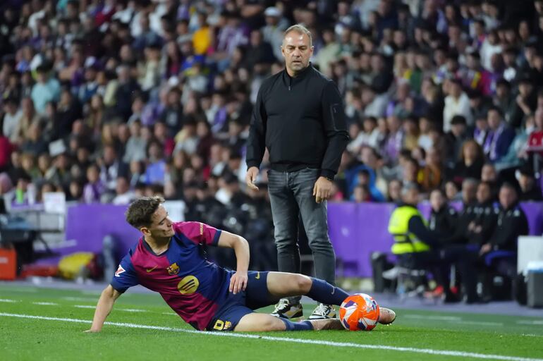 El entrenador del Barcelona, Hansi Flick, durante el partido de LaLiga de fútbol que Real Valladolid y FC Barcelona. 