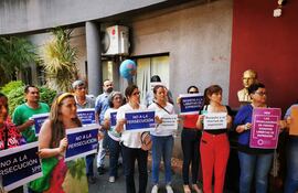 Los miembros del Sindicato de Periodistas del Paraguay frente la Fiscalía General del Estado.